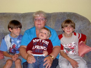 Helga mit ihren Enkelkindern