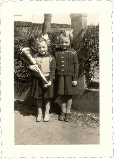 Helga mit ihrer Schwester Renate