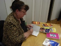 Helga beim signieren in der JVA in Trier 2008